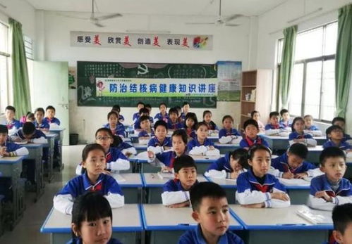小學(xué)生上課傳紙條被逮住，老師看后火冒三丈，家長(zhǎng)卻笑出聲——課后看護(hù)的意外插曲